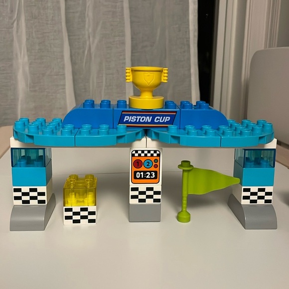 LEGO DUPLO DISNEY PIXAR CARS Piston Cup Race 10857 - Picture 12 of 14